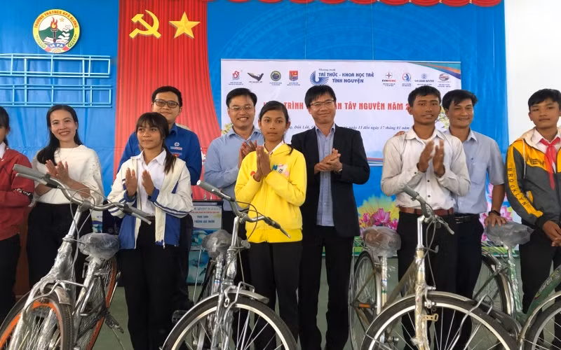 Trao 10 chiếc xe đạp cho học sinh có hoàn cảnh khó khăn tại huyện Ia Pa, Gia Lai.