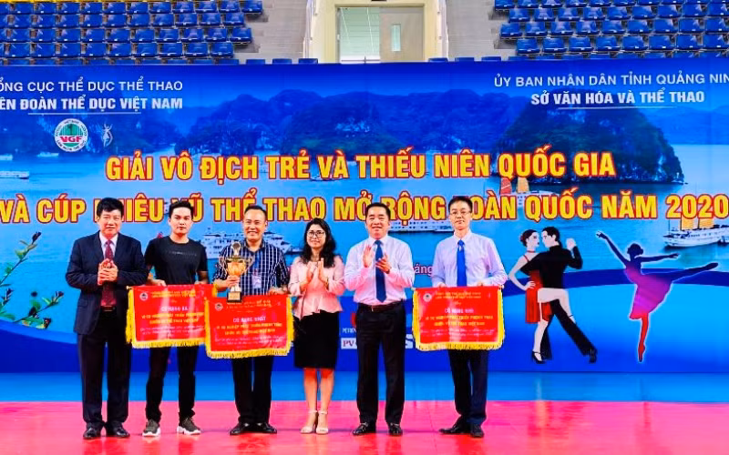 Đại diện Ban Tổ chức tặng Cờ và Cúp cho các đội có số áo đeo tại giải nhiều nhất.