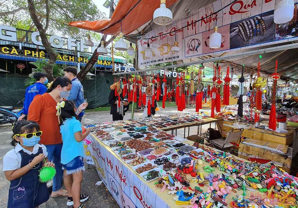 Người dân vùng quê lên du Xuân tại Nhà thiếu nhi Cà Mau. Ngày Tết yên bình vùng sông nước Cà Mau -0
