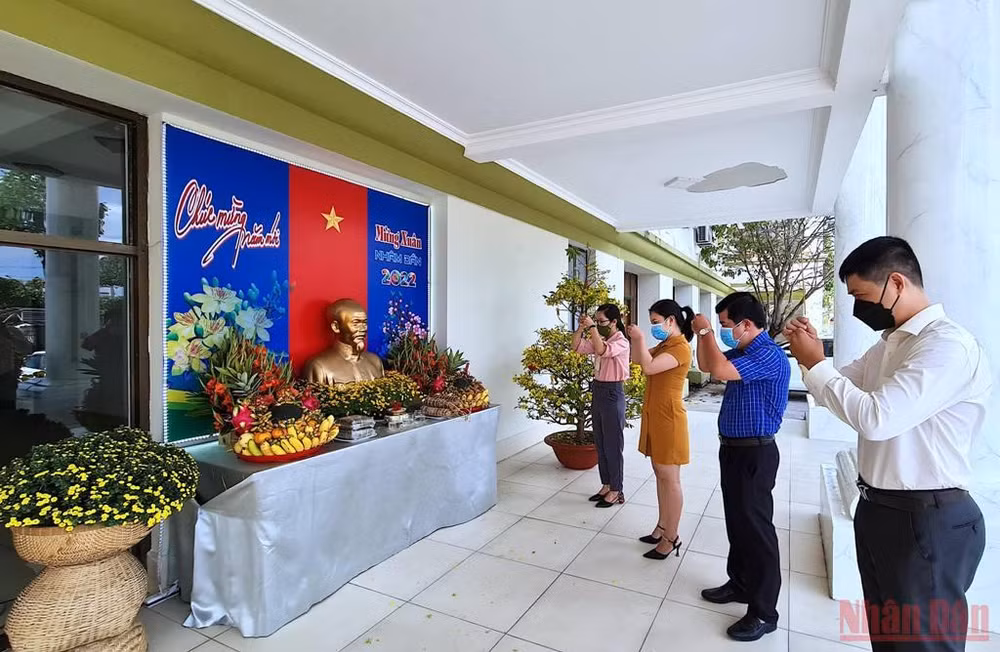 Cán bộ TP Cà Mau thắp hương bàn thờ Bác Hồ tại nơi làm việc vào sáng mùng 2 Tết Nhâm Dần. 