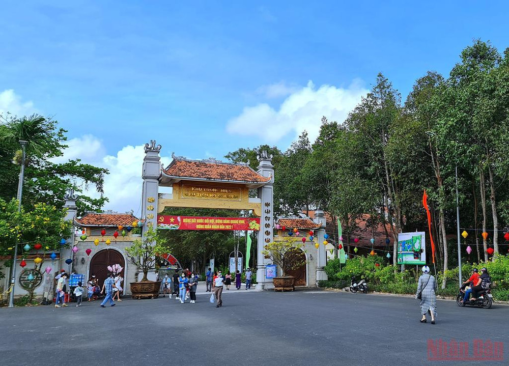 Người dân đến Khu tưởng niệm Chủ tịch Hồ Chí Minh tham quan, vui chơi vào sáng mùng 2 Tết Nhâm Dần. Ngày Tết yên bình vùng sông nước Cà Mau -0