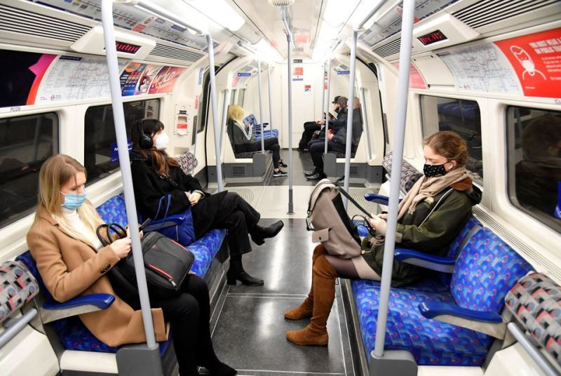 Người dân Anh tuân thủ yêu cầu đeo khẩu trang khi đi tàu điện ngầm Jubilee Line vào giờ cao điểm buổi sáng, London, Anh, ngày 4/1/2022. (Ảnh: REUTERS) Dịch Covid-19 tiếp tục diễn biến phức tạp ở Mỹ và châu Âu -0