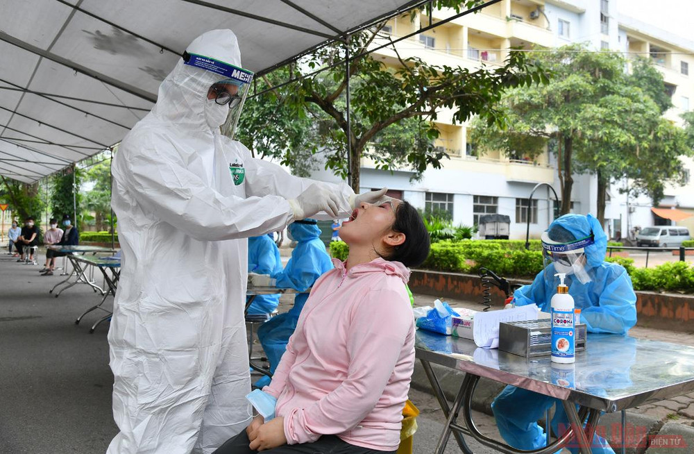 Việc xét nghiệm nhanh được thực hiện bằng kỹ thuật test nhanh phát hiện kháng nguyên với mục đích nhằm phát hiện sớm nhất các trường hợp nhiễm Covid-19, đặc biệt là các trường hợp có thể không rõ nguồn gốc. Xét nghiệm Covid-19 cho người dân xã Kim Chung -6