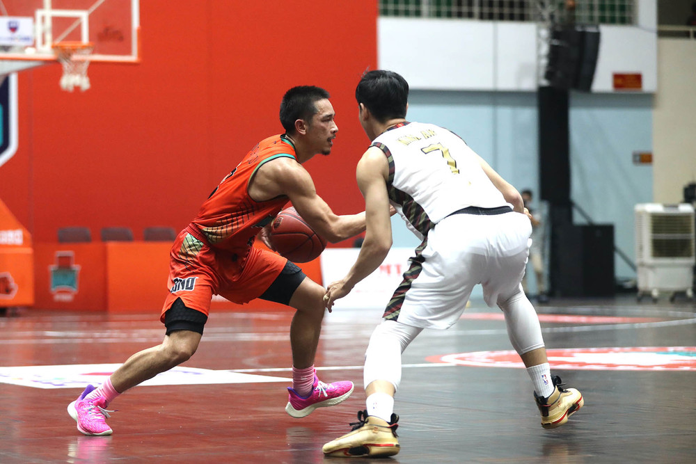 Michael Soy (áo cam) thi đấu năng nổ. Danang Dragons tiếp tục chuỗi thất bại -0