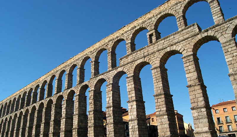 Cầu máng Segovia thời La Mã cổ đại. (Ảnh: hola.com) Top 10 điểm du lịch không thể bỏ qua khi đến Tây Ban Nha -0