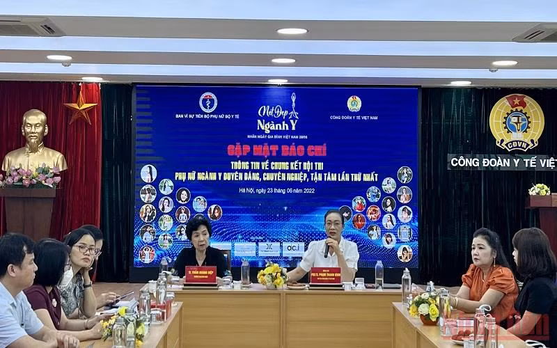 PGS.TS Phạm Thanh Bình - Chủ tịch Công đoàn Y tế Việt Nam và Trưởng ban giám khảo, TS Thẩm Hoàng Điệp, tại họp báo. 