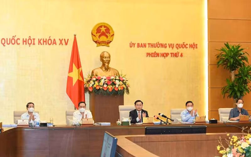 Chủ tịch Quốc hội Vương Đình Huệ cùng các Phó Chủ tịch Quốc hội chủ trì và điều hành phiên họp. (Ảnh: Duy Linh)