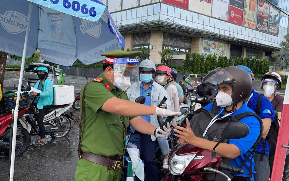 Lực lượng Công an TP Hồ Chí Minh kiểm tra các phương tiện ra vào thành phố.