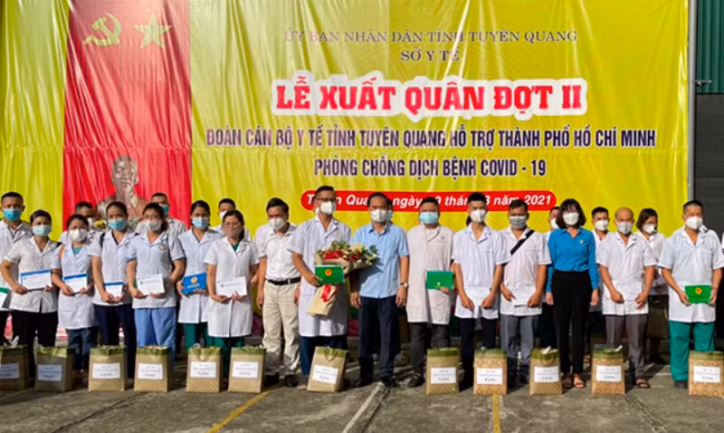 Lãnh đạo tỉnh tặng quà động viên tinh thần các y, bác sĩ lên dường hỗ trợ TP Hồ Chí Minh chống dịch.