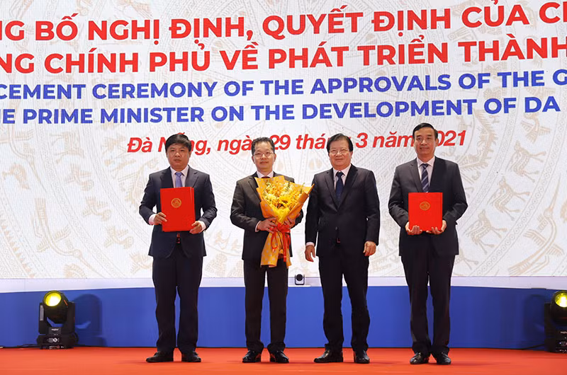 Phó Thủ tướng Trịnh Đình Dũng trao các Quyết định của Thủ tướng Chính phủ về phát triển TP Đà Nẵng.