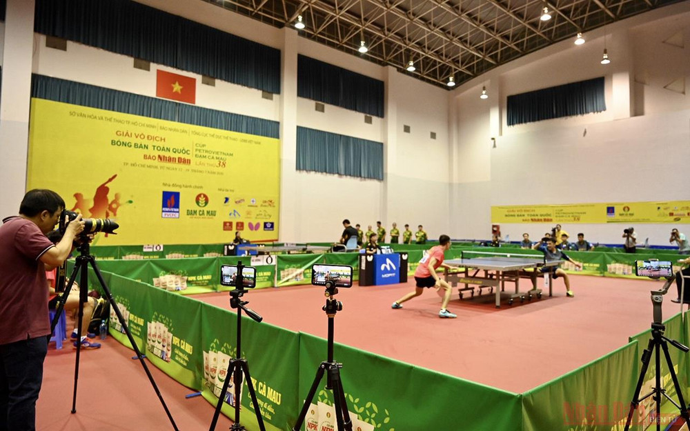 Các thiết bị live stream được đặt dưới sân đấu để truyền trực tiếp cho khán giả theo dõi. Hải Dương lên ngôi vô địch đồng đội nam sau nhiều năm chờ đợi -2
