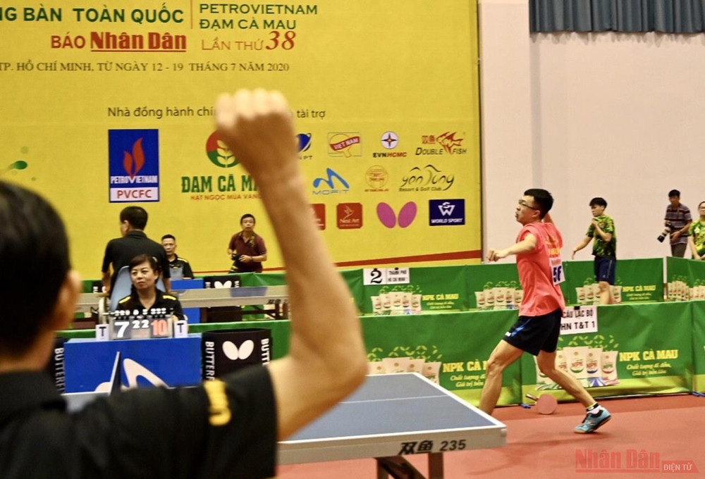 Niềm vui của VĐV Vũ Quang Hiền sau đường bóng quyết định mang lại chiến thắng trong ván đấu đầu tiên trong trận chung kết. Hải Dương lên ngôi vô địch đồng đội nam sau nhiều năm chờ đợi -3
