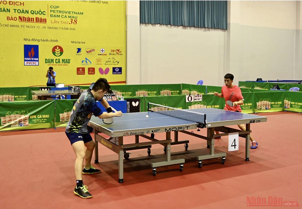 Đoàn Bá Tuấn Anh gặp Lê Đình Đức trong ván đấu thứ 3 của trận chung kết. Hải Dương lên ngôi vô địch đồng đội nam sau nhiều năm chờ đợi -6