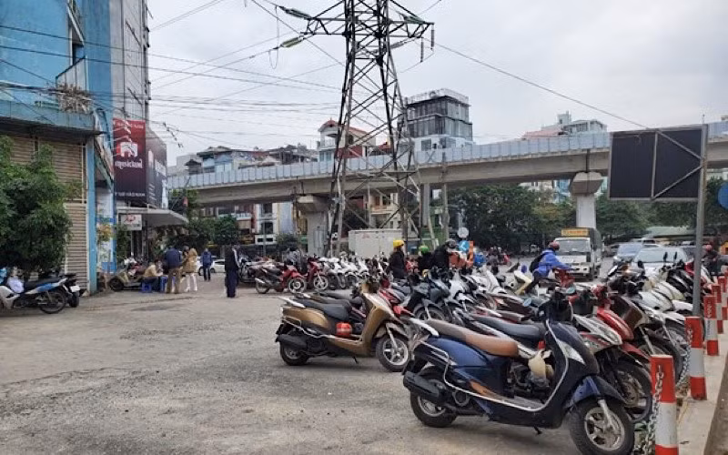 Bãi trông giữ xe tại 168 Hào Nam phục vụ khách đi tàu điện Cát Linh-Hà Đông