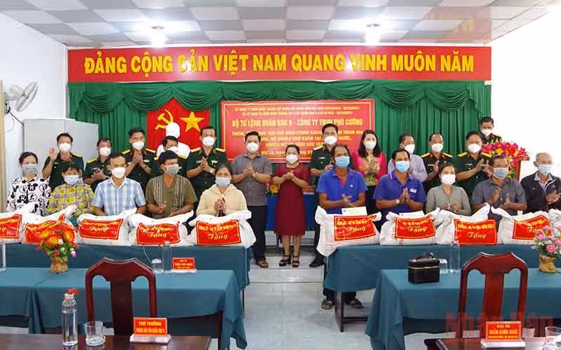 Đoàn công tác Quân khu 9 tặng quà cho người dân huyện Mỹ Tú. 