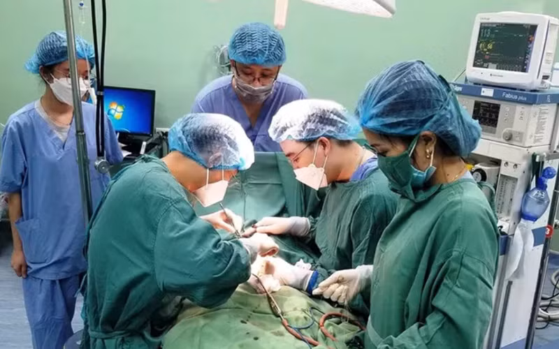 Phẫu thuật cấp cứu cho trẻ. (Ảnh: Yến Phương)
