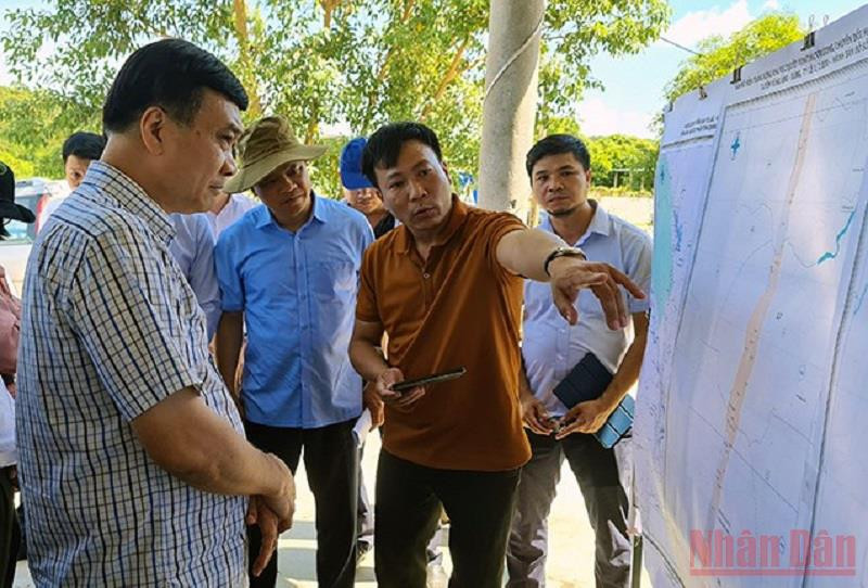 Đồng chí Vũ Hồng Thanh khảo sát việc chuyển đổi rừng, đất rừng của dự án đoạn qua tỉnh Quảng Bình. Hạn chế thấp nhất việc chuyển đổi rừng phòng hộ khi thực hiện dự án đường bộ cao tốc bắc-nam -0
