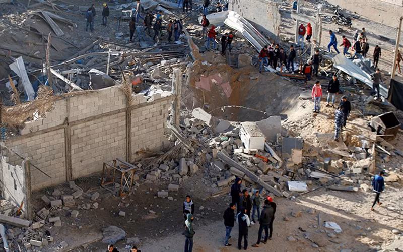 Hiện trường một vụ không kích của Israel tại khu vực phía bắc dải Gaza. (Ảnh: Reuters).