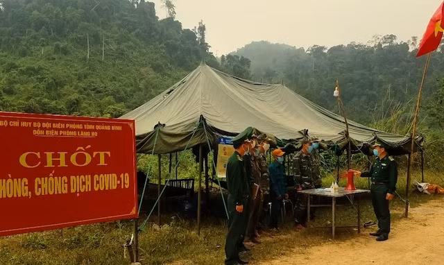 Đại diện lãnh đạo Bộ Chỉ huy Bộ đội Biên phòng Quảng Bình kiểm tra hoạt động phòng, chống dịch Covid-19 dọc biên giới Việt - Lào (Ảnh: Hương Giang).