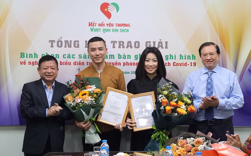 Trao giải Nhất cho các tác phẩm ghi âm, ghi hình nghệ thuật biểu diễn về phòng, chống dịch. Ảnh: Minh Hoàng