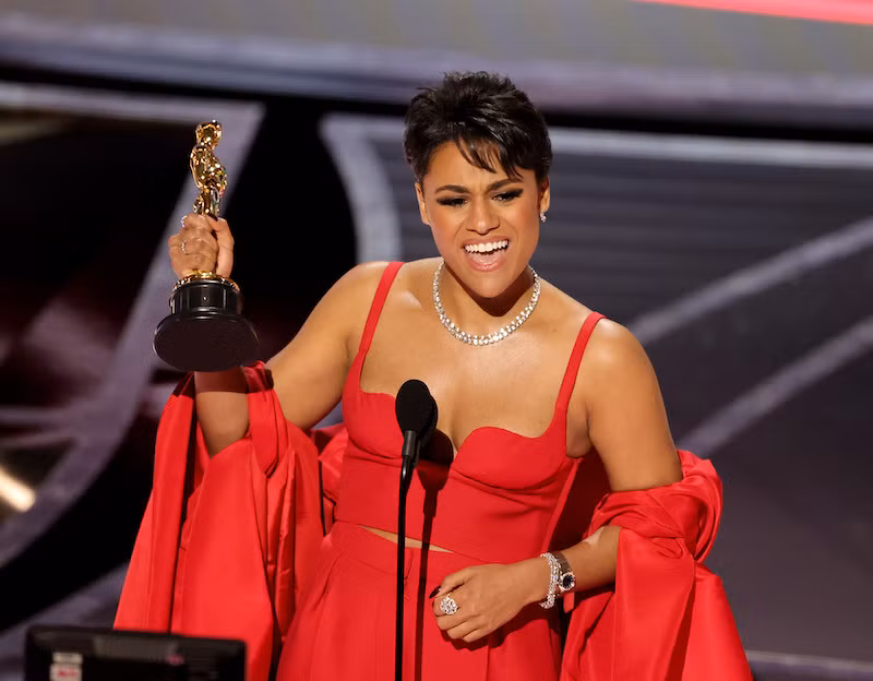 Nữ diễn viên Ariana DeBose đã giảnh giải 