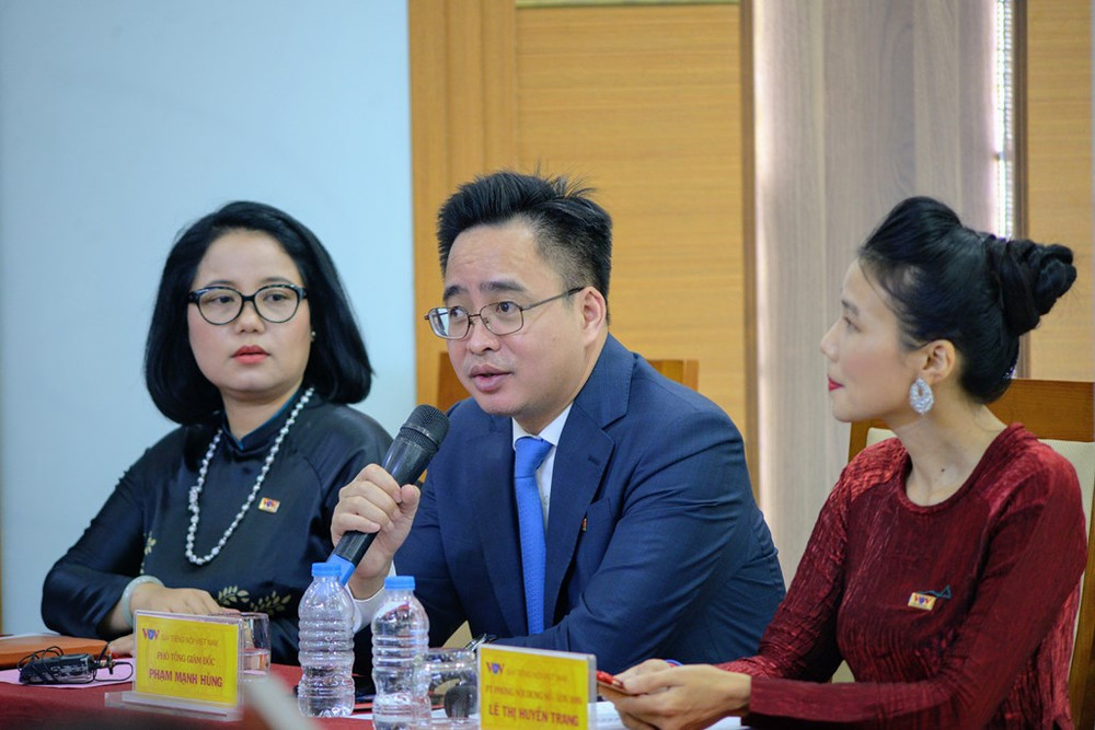 Phó Tổng Giám đốc Đài tiếng nói Việt Nam Phạm Mạnh Hùng (ngồi giữa) tại buổi họp báo. Đài Tiếng nói Việt Nam ra mắt bộ nhận diện mới và số hóa kho nội dung -0