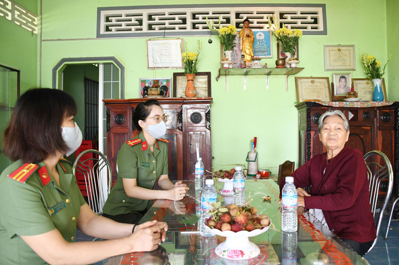 Thăm mẹ Nguyễn Thị Ba (xã Bình Phú, huyện Càng Long). Thăm, tặng quà gia đình có công với cách mạng ở Trà Vinh -0