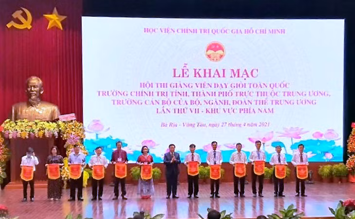 Đồng chí Nguyễn Xuân Thắng trao cờ lưu niệm cho các đoàn dự thi.