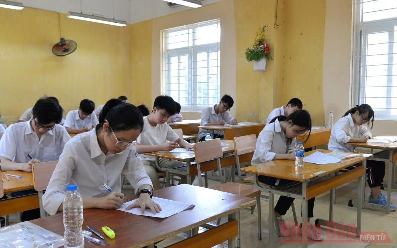 Thí sinh chuẩn bị làm bài thi môn Ngữ văn tại điểm thi Trường THPT Đoàn Kết - Hai Bà Trưng (quận Hai Bà Trưng). 7_7-1594967232455.jpg
