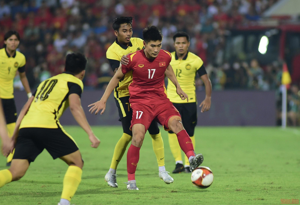 Trái lại, hàng công U23 Việt Nam vẫn bế tắc khi chơi chủ động cầm bóng. U23 Malaysia không giấu giếm ý đồ phòng ngự co cụm và họ đã thành công kéo trận đấu bước vào hiệp phụ. (Ảnh: TRẦN HẢI) Những pha bóng hấp dẫn trong chiến thắng bán kết đầy cảm xúc của U23 Việt Nam -0