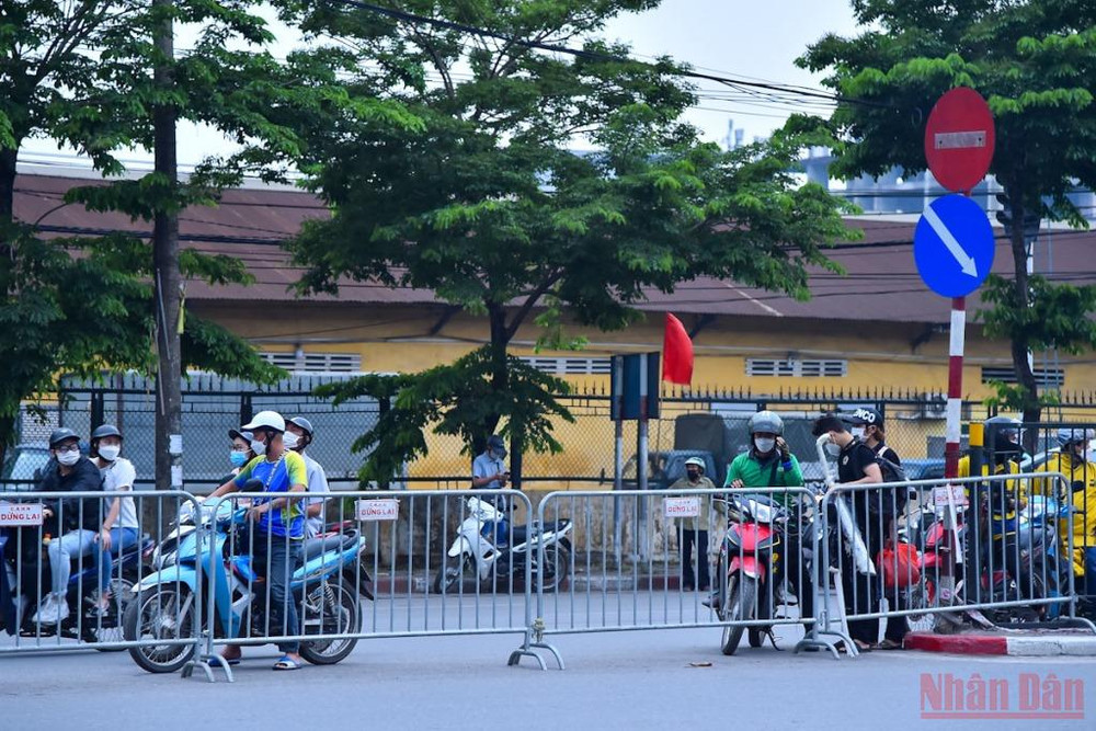 Đường phố Hà Nội ùn tắc trước kỳ nghỉ lễ 30/4, 1/5 ảnh 8 Đường phố Hà Nội ùn tắc trước kỳ nghỉ lễ 30/4-1/5 -0