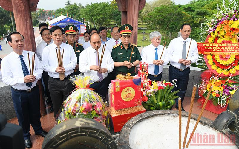 Chủ tịch nước Nguyễn Xuân Phúc dâng hương tại Thành cổ Quảng Trị.