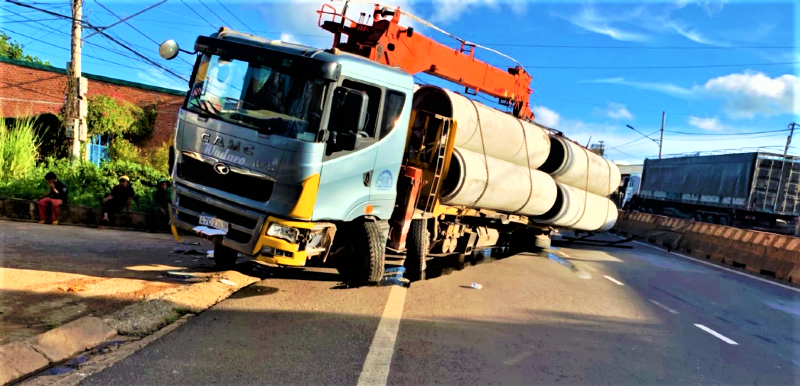 Chiếc xe cẩu sau khi gây tai nạn đứng chắn ngang phần đường gây ách tắc giao thông. Xe cẩu đâm ô-tô, cày nát gần 200 m giải phân cách trên đường Hồ Chí Minh -0