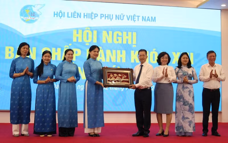 Đồng chí Nguyễn Văn Quảng tặng quà Hội Liên hiệp Phụ nữ Việt Nam.