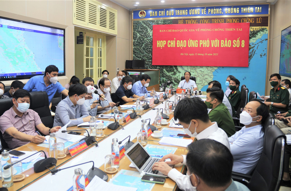 Họp Ban Chỉ đạo ứng phó với bão số 8 chiều 12/10. Tìm giải pháp ứng phó với bão số 8 và mưa lũ -0