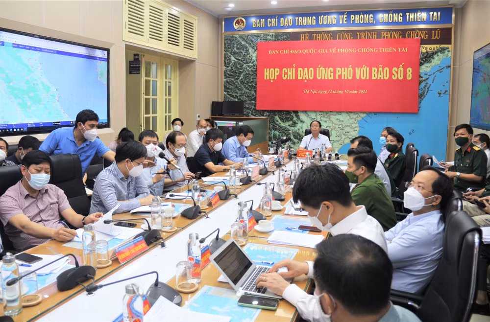 Tìm giải pháp ứng phó với bão số 8 và mưa lũ -0