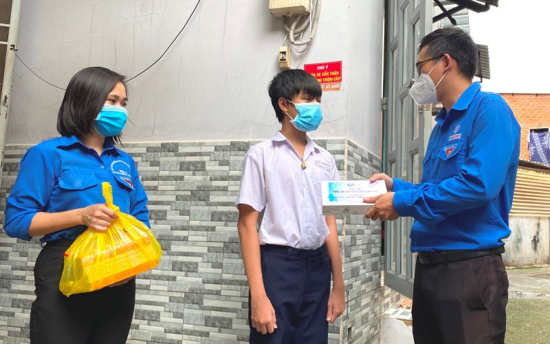 Các đoàn viên, thanh niên EVNHCMC tặng thiết bị cho một học sinh gặp khó khăn tại quận 4. EVNHCMC ủng hộ 200 triệu đồng Quỹ “Vì người nghèo” -0