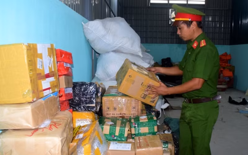 Số lượng lớn hàng hóa không rõ nguồn gốc xuất xứ, không có hóa đơn chứng từ được phát hiện. (Ảnh: Công an cung cấp)