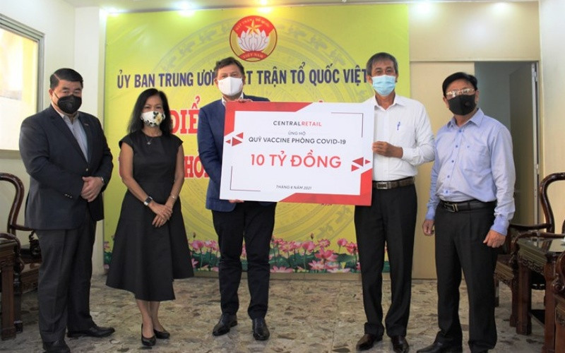 Ban lãnh đạo Tập đoàn Central Retail (trái) ủng hộ 10 tỷ đồng phòng, chống dịch Covid-19. (Ảnh do Central Retail cung cấp)