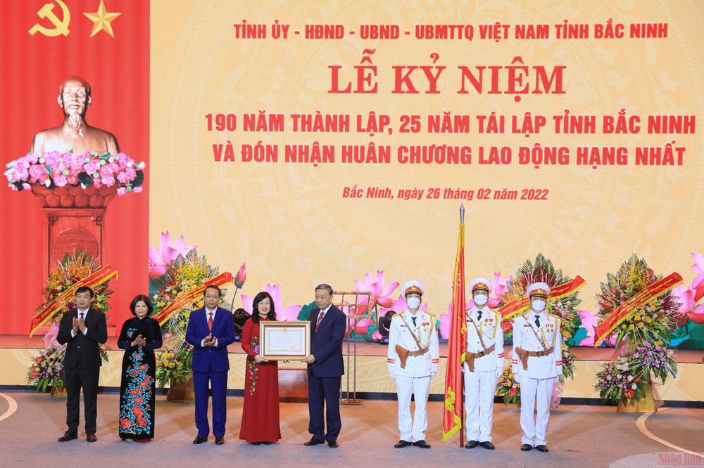 Đại tướng Tô Lâm, Ủy viên Bộ Chính trị, Bộ trưởng Công an trao Huân chương Lao động hạng Nhất cho Đảng bộ, chính quyền và nhân dân tỉnh Bắc Ninh. Xây dựng Bắc Ninh trở thành phố có nền công nghiệp hiện đại, công nghệ cao -0
