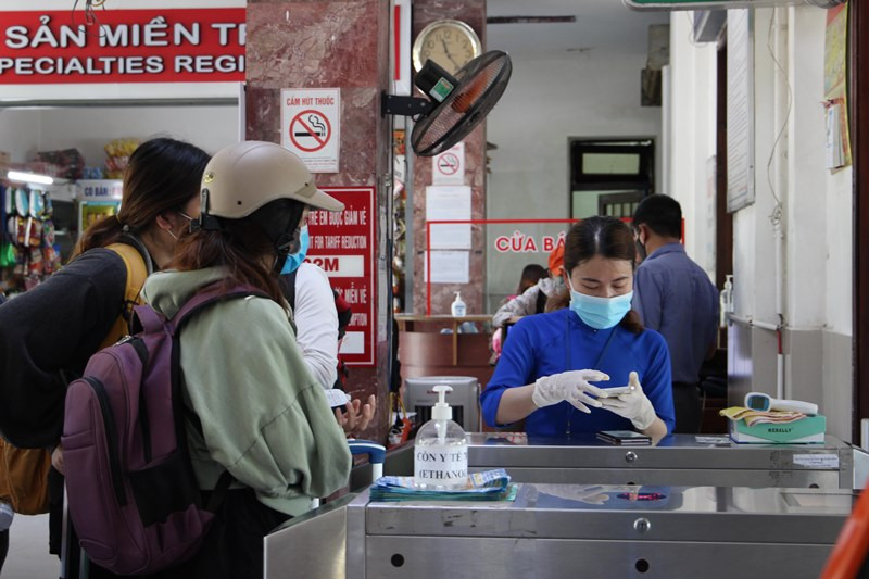 Kiểm tra thông tin hành khách trước khi vào ga. Bảo đảm phòng, chống dịch cho người dân, du khách rời Đà Nẵng -0