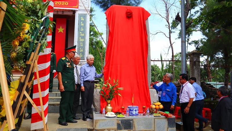 Đoàn cựu cán bộ Đoàn thanh niên Việt Nam phía nam cắt băng khánh thành Bia ghi danh liệt sĩ hy sinh tại núi Bà Rá (Phước Long). Nhiều hoạt động kỷ niệm Ngày Thương binh, liệt sĩ tại Bình Phước -0