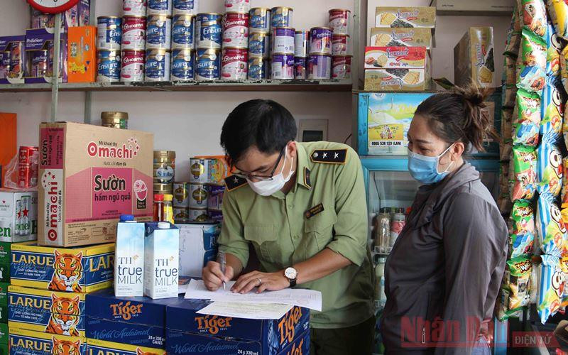 Các chủ kinh doanh báo cáo lượng hàng hóa. Đà Nẵng giám sát các cơ sở kinh doanh trong những ngày giãn cách -0