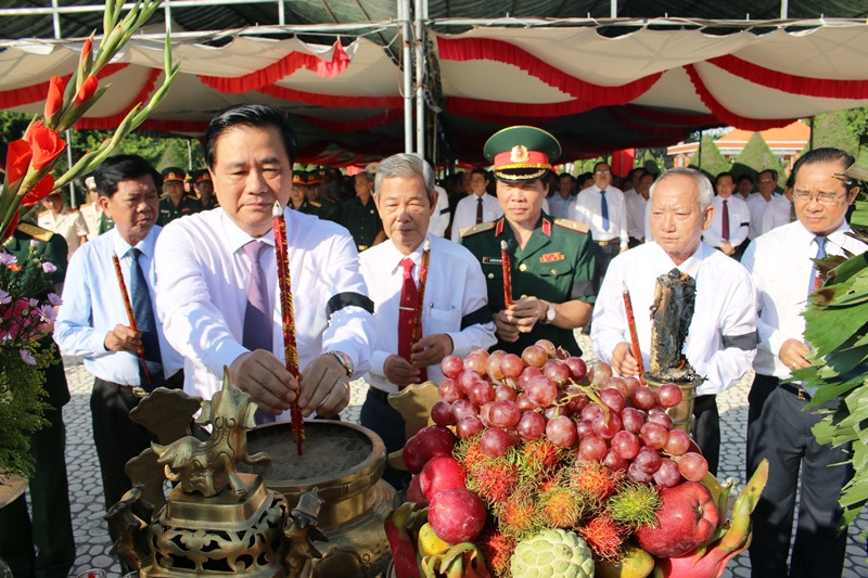 Lãnh đạo tỉnh Long An dâng hương tưởng niệm các Anh hùng liệt sĩ tại Nghĩa trang liệt sĩ huyện Vĩnh Hưng - Tân Hưng, tỉnh Long An. Truy điệu, an táng 110 hài cốt liệt sĩ quân tình nguyện Việt Nam -0