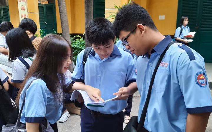 Các thí sinh tại điểm thi Trường THPT Trưng Vương, quận 1, TP Hồ Chí tranh thủ ôn bài trước khi bước vào phòng thi. 