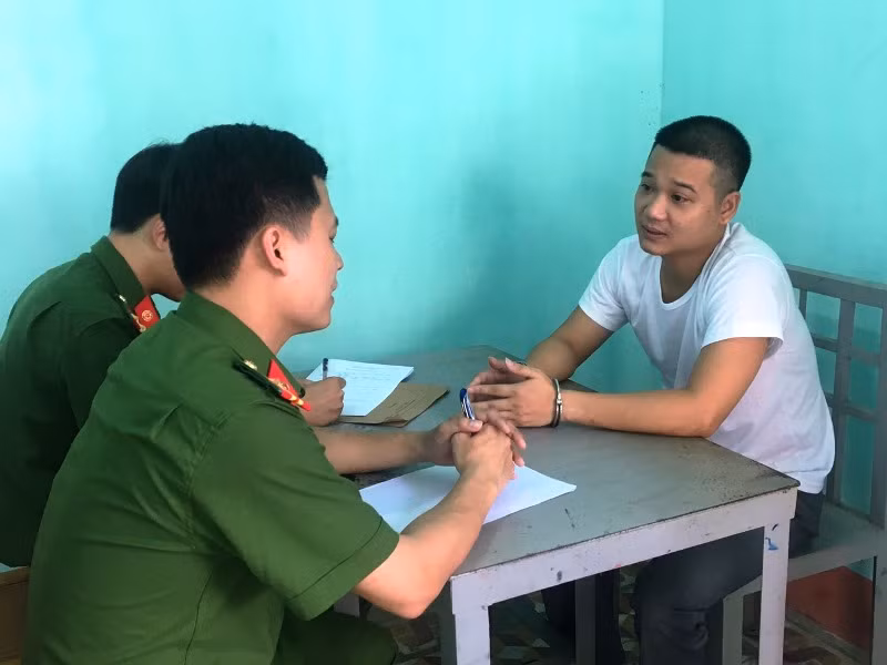 Cán bộ điều tra lấy lời khai của đối tượng Phạm Văn Ân.