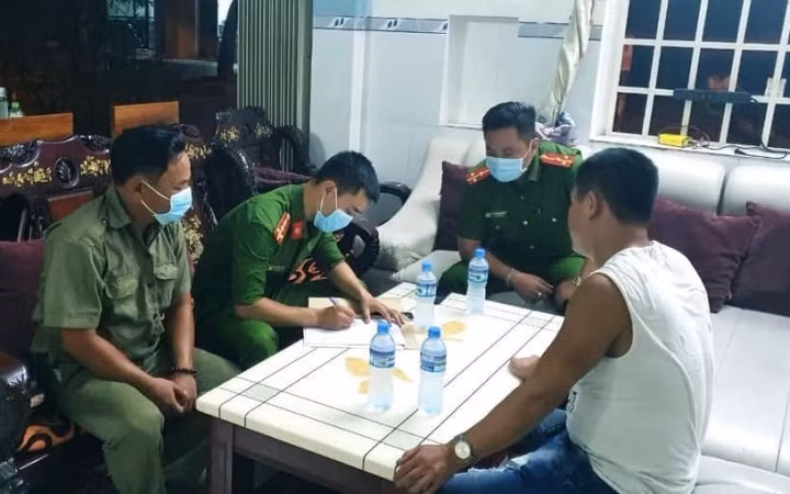 Công an quận Sơn Trà kiểm tra người nước ngoài lưu trú trên địa bàn.