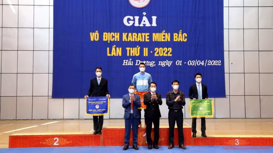 Ban tổ chức trao giải nhất, nhì, ba cho các đoàn đạt thành tích cao. 