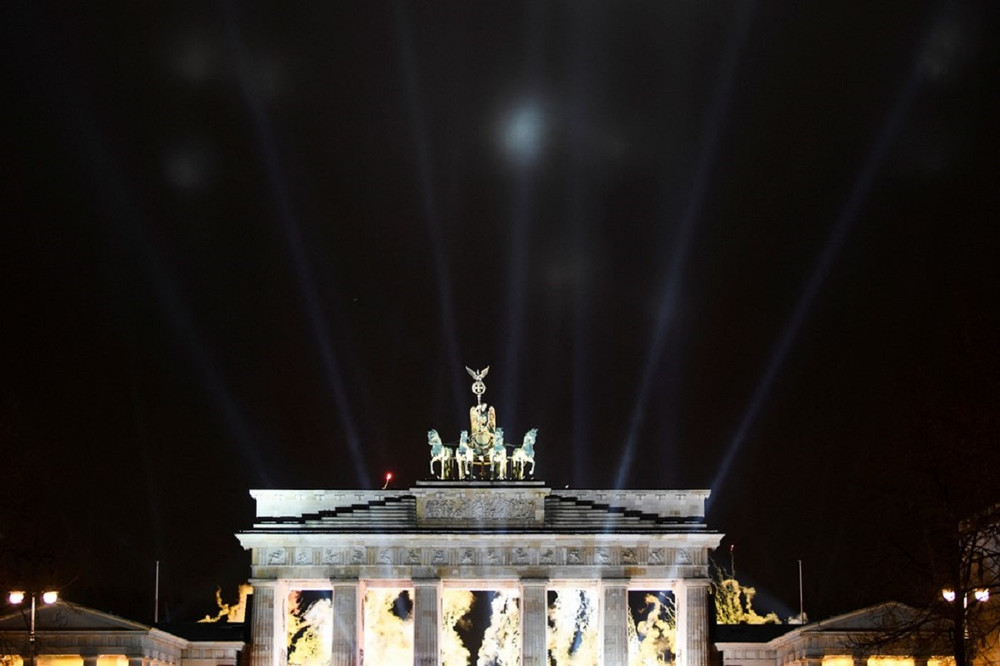 Trình diễn ánh sáng tại cổng Brandenburg. (Ảnh: Sky News) Thế giới chào năm mới 2022 trong bối cảnh thắt chặt quy định phòng, chống dịch Covid-19 -0