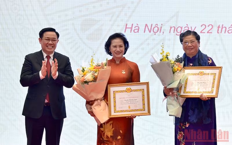 Chủ tịch Quốc hội Vương Đình Huệ trao Huy hiệu 40 năm tuổi Đảng cho nguyên Chủ tịch Quốc hội Nguyễn Thị Kim Ngân và nguyên Phó Chủ tịch Thường trực Quốc hội Tòng Thị Phóng. (Ảnh: DUY LINH)